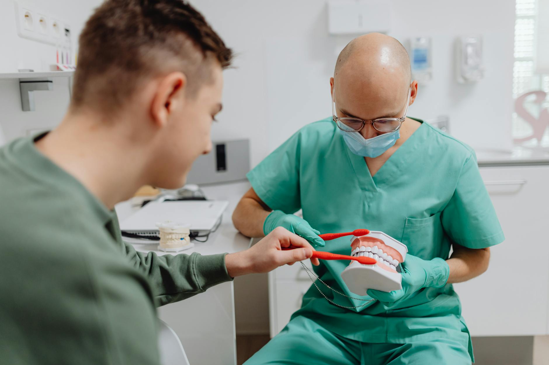 ایمپلنت دندان دنوست: راه حل دائمی برای لبخند آرورا، انتاریو — Dentistry context photo for آرورا، انتاریو, 