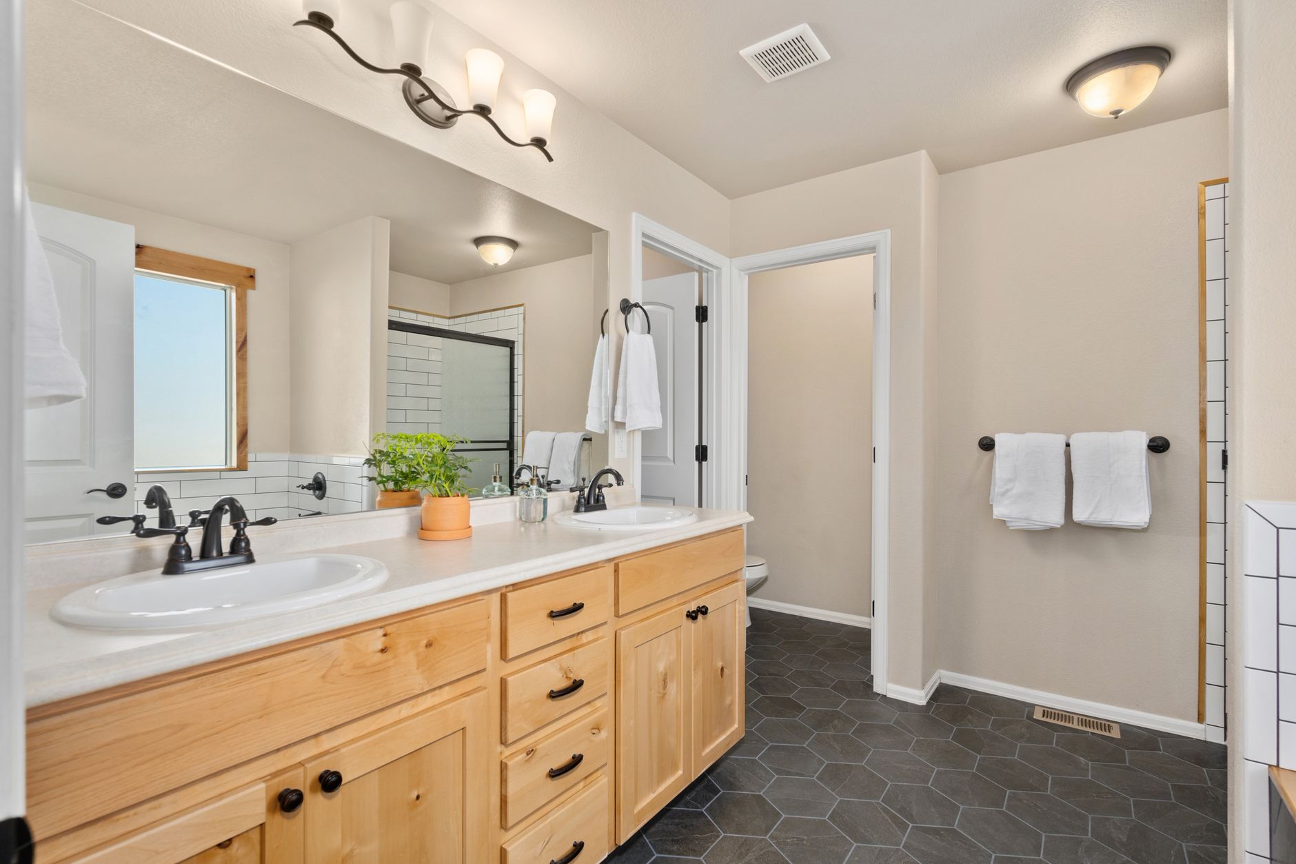 Cherry Hill Kitchen Design: Can a Mobile Studio Ease Your Stress? — illustrative photo (local bathroom designers) Cherry Hill Kitchen Design: Can a Mobile Studio Ease Your Stress? — illustrative photo (local bathroom designers)